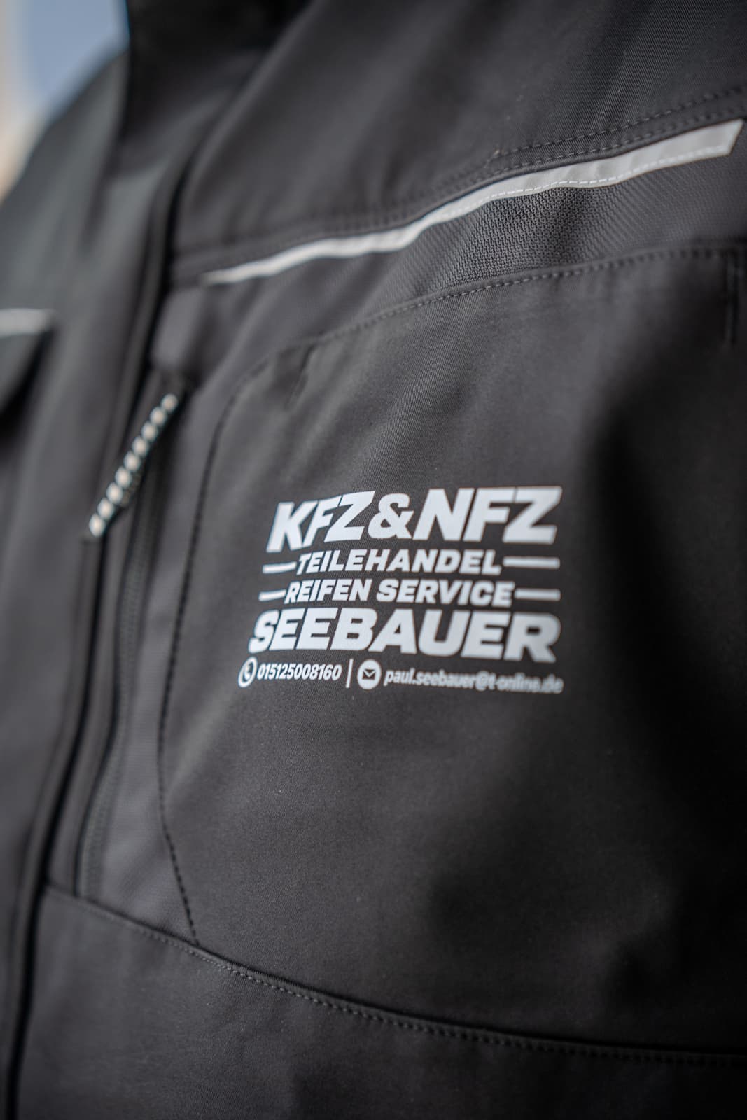 Seebauer-Logo auf der Arbeitsjacke