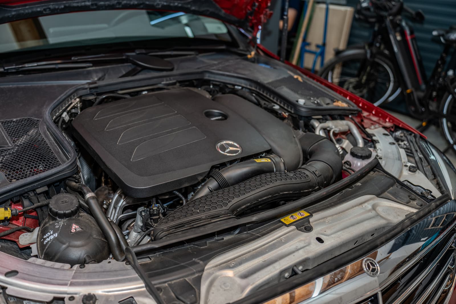 Geöffneter Motorraum eines PKW in der Werkstatt